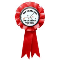   Szalagos Kitűző - Kit Érdekel? Nyugdíjas Vagyok! - Piros Szalaggal